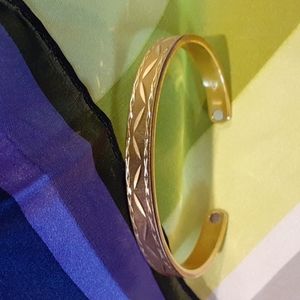 Vintage 2000 Bracelet Magnetized Avon gold tone etched design